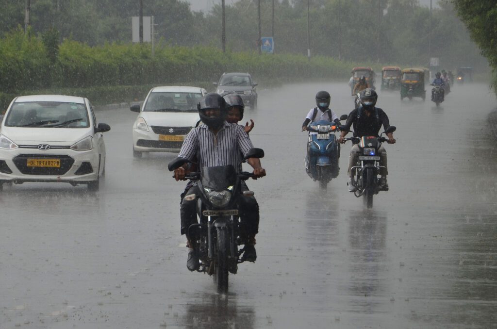 कभी बारिश, कभी दमघोटू हवा, गंदा पानी… दिल्ली बेहाल है newg india