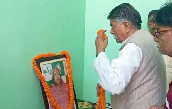 लालू यादव की तस्वीर पर माल्यार्पण, वीडियो वायरल, यूजर्स ने कसा तंज newg india
