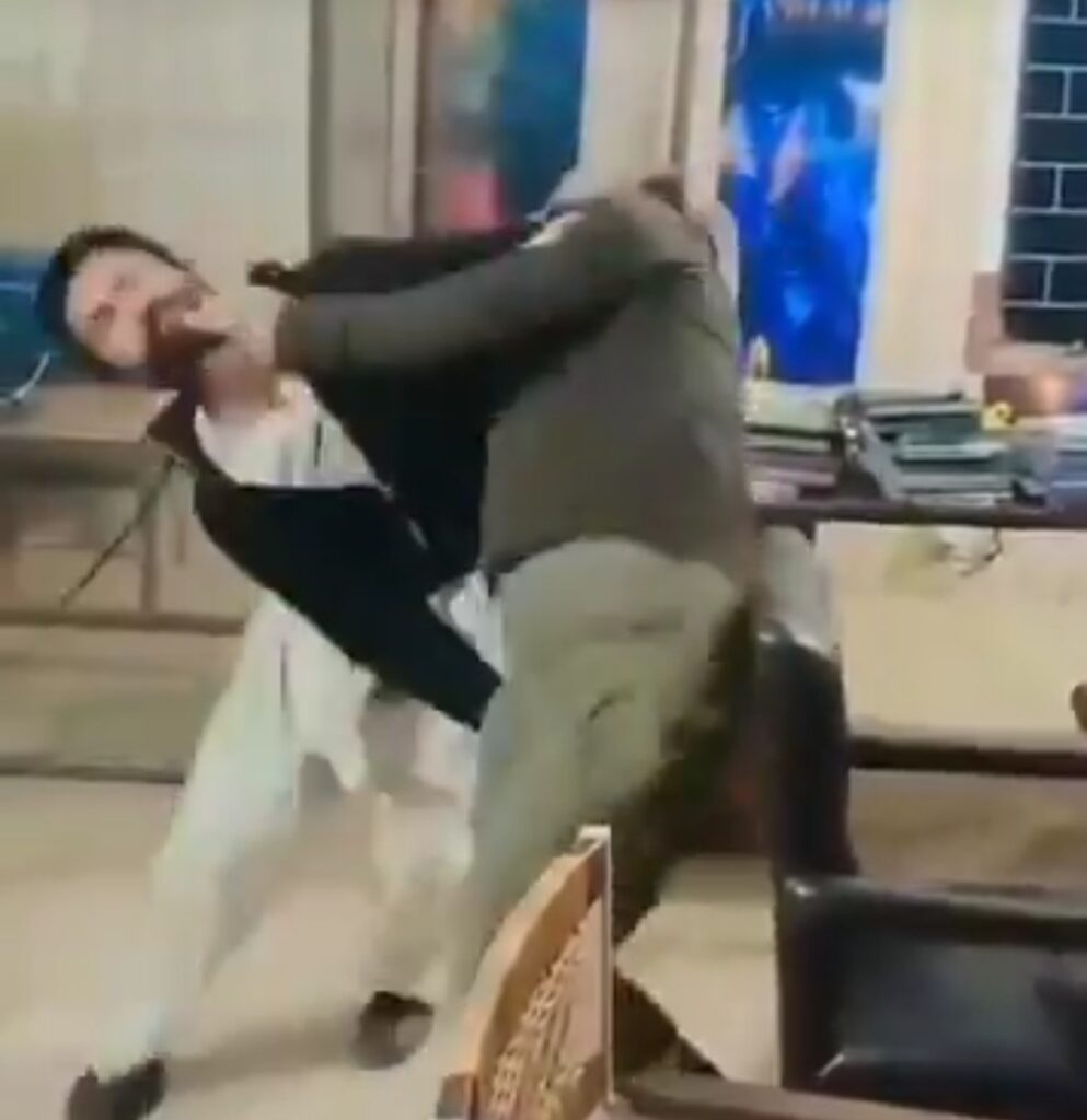 Viral News: Pak के पुलिस स्टेशन में WWE जैसा तमाशा, फरियादी और कॉन्स्टेबल की Tekken स्टाइल लड़ाई